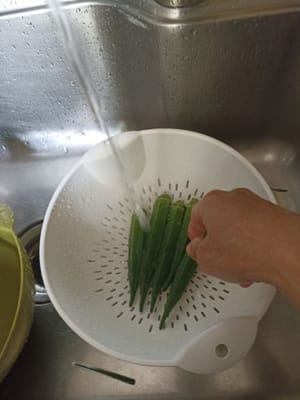 Dopo l'ammollo, laviamo l'okra.