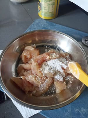 Aggiungere tutte le spezie per la marinata 1/2 cucchiaino di sale, 1/2 cucchiaino di pepe in polvere 1/2 cucchiaino di pollo in polvere 1/2 cucchiaio di farina di patate dolci
