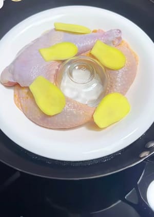 Masukkan irisan jahe ke dalam panci berisi air dingin untuk menghilangkan bau amis