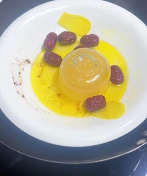 雞腿拿出湯汁留著備用。