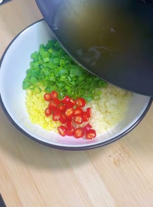Panaskan minyak dalam wajan lalu tuang bawang bombay, jahe, bawang putih, millet, dan merica yang telah disiapkan.
