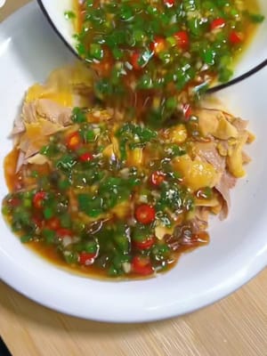 tuang saus yang sudah diaduk ke dalam daging ayam suwir.