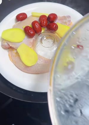 Masukkan beberapa buah kurma merah, kukus dengan api sedang selama 30 menit.
