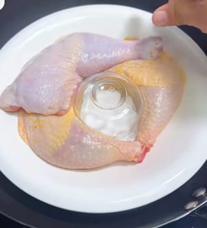 Letakkan kaki ayam di atas piring