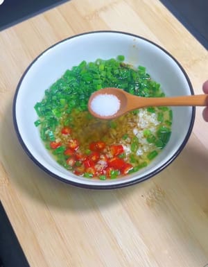 sesendok kecap asin dan sedikit garam.