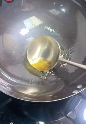Biarkan minyak dalam wajan.
