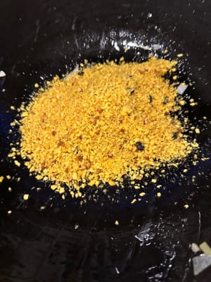 上锅，加少许油，小小火。倒入避风塘炒料翻炒半分钟。