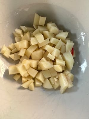 配料，辣椒姜蒜洋葱切粒