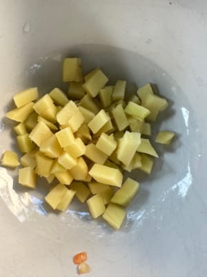 配料，辣椒姜蒜洋葱切粒