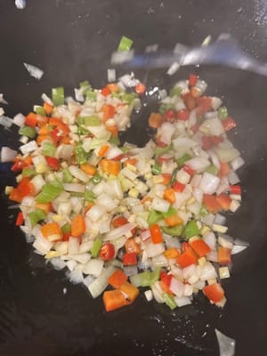 上锅 油热。 放青红辣椒，姜蒜，洋葱一起翻炒。1分钟。盛起备用。