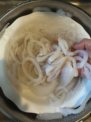 다진 오징어를 소금과 옥수수 전분과 함께 5분간 섞은 후 흐르는 물에 헹굽니다.