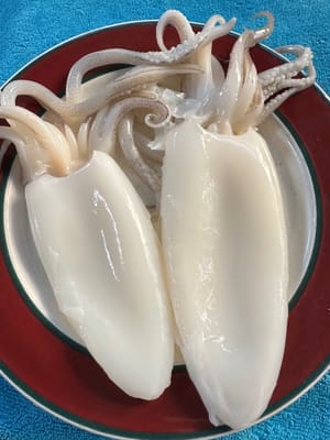 오징어 껍질을 벗기고 깨끗이 씻으세요