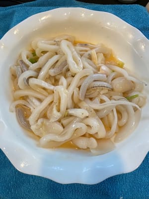 오징어를 씻어 물기를 빼고 옥수수 전분, 소금 약간, 생강, 파, 후추, 요리주를 넣고 잘 섞은 후 달걀 노른자를 넣고 나중에 사용하기 위해 잘 섞습니다.