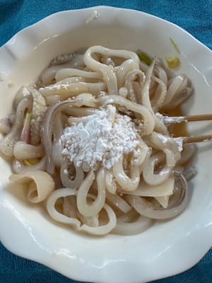 冲洗干净的鱿鱼沥干水，＋生粉少许盐，姜葱胡椒粉九料酒，搅拌均匀，再➕一个蛋黄搅拌均匀备用