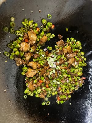 Aggiungere peperone, peperoncino, aglio, carne magra e soffriggere, quindi aggiungere salsa di soia, salsa di ostriche, zucchero e altri condimenti