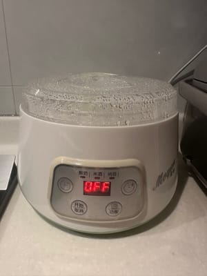 小时完毕后，内胆玻璃容器乳酪一起拿出来，盖好盖子放进冰箱，慢慢享用