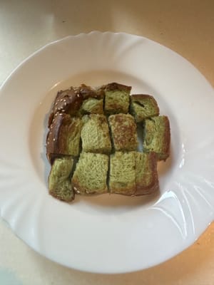 面包切好放碟中，铺上切好的水果，水果品种个人喜爱，三张图片