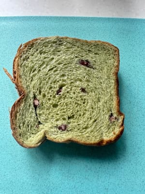 Le pain est le plat principal. Vous pouvez choisir du pain français. Je n'ai que ce type de pain aujourd'hui, alors je vais l'utiliser.