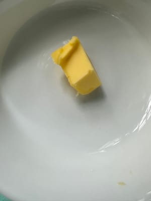 面包一片用牛油 两面煎一下，切成你要的形状