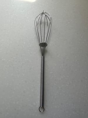 预备一个做乳酪的容器，将牛奶与一小杯酵母倒进玻璃容器里调匀，玻璃容器的外面加少许开水平口，盖上盖子插电调节保温状态10小时