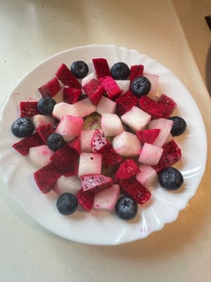 Couper le pain et le mettre dans une assiette, étaler les fruits coupés dessus, la variété de fruits est ma préférée, trois photos
