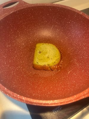 面包一片用牛油 两面煎一下，切成你要的形状