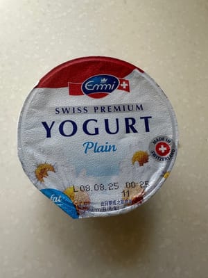 预备一个做乳酪的容器，将牛奶与一小杯酵母倒进玻璃容器里调匀，玻璃容器的外面加少许开水平口，盖上盖子插电调节保温状态10小时