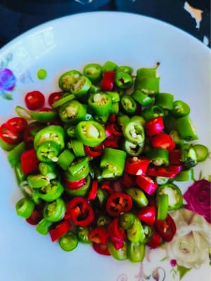 Cortar los pimientos verdes y rojos en trozos pequeños.