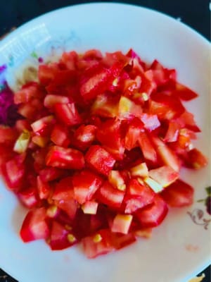 Freír la carne picada hasta que esté seca, añadir los tomates y sofreír hasta que suelten su jugo. Añadir el maíz y sofreír durante 30 segundos. Reservar.