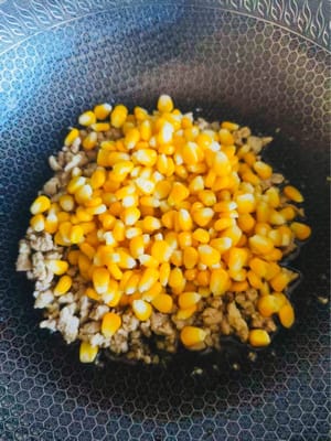 肉末炒干水，倒入西红柿一起翻炒出汁。倒上玉米一起翻炒30秒。盛起备用。