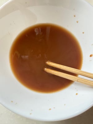 La salsa no está incluida en los ingredientes anteriores. Para la salsa, mezcle media cucharadita de maicena, media cucharadita de salsa de soja y una cucharada de agua.