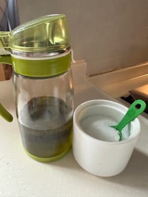 油一汤勺半 分开两次下油，盐适量