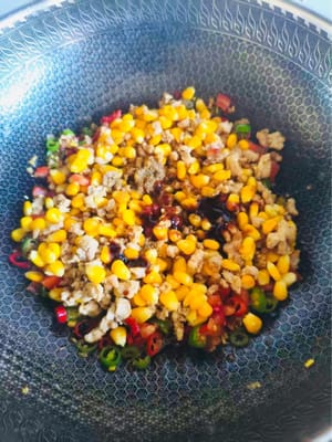 Agregar el maíz y la carne picada y sofreír durante 1 minuto. Agregar la salsa preparada.