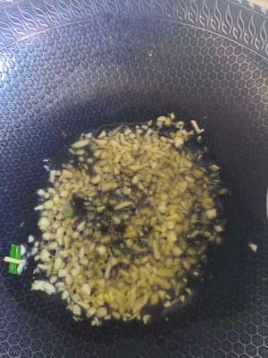 Vuelva a agregar aceite a la sartén. Saltee el ajo y el jengibre hasta que desprendan un aroma fragante.