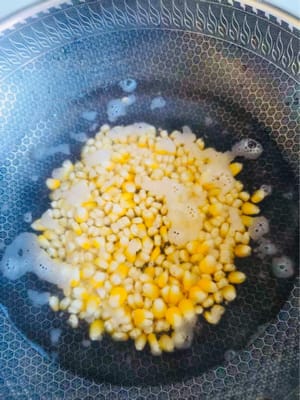 Poner agua en una olla y cocinar el maíz por 3 minutos.