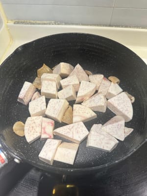 quindi aggiungere il taro e soffriggere in padella fino a quando non sarà leggermente dorato