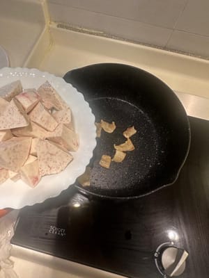 quindi aggiungere il taro e soffriggere in padella fino a quando non sarà leggermente dorato