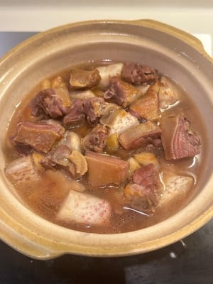 Versare nella pentola di terracotta dei passaggi precedenti