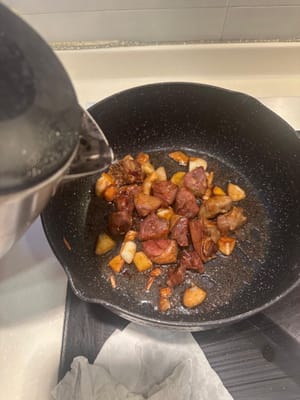 Dopodiché versare acqua bollente in modo che gli ingredienti siano semi immersi