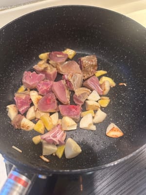 Segue coscia d'anatra tagliata e marinata