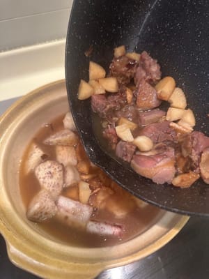 Versare nella pentola di terracotta dei passaggi precedenti