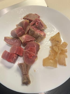 Inizia tagliando la coscia d'anatra marinata come mostrato, rimuovi il grasso in eccesso dalla carne