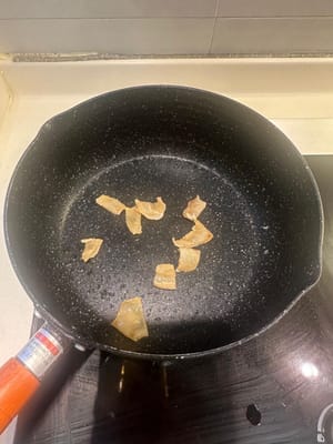 Aggiungere il grasso in una padella senza olio, rosolare a fuoco basso per eliminare il grasso in eccesso