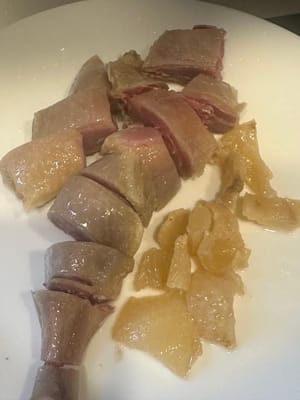 Inizia tagliando la coscia d'anatra marinata come mostrato, rimuovi il grasso in eccesso dalla carne