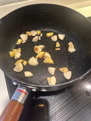 nella stessa padella, aggiungere l'aglio e lo zenzero