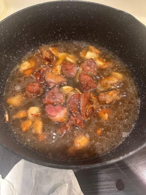 Dopodiché versare acqua bollente in modo che gli ingredienti siano semi immersi