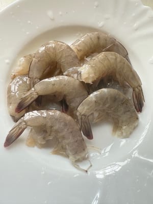 虾子洗净去头。