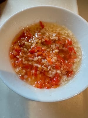 少许红辣椒。少许蒜粒，淋熟油，少许盐备用。
