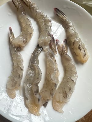 用剪刀把虾的背开深一点。