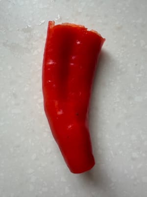 少许红辣椒。少许蒜粒，淋熟油，少许盐备用。